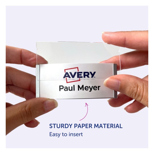 A képen egy személy látható, aki egy névkártyát tart a 'Paul Meyer' névvel és egy Avery logóval, ami arra utal, hogy tartós papíranyagból készült, és könnyen behelyezhető.
