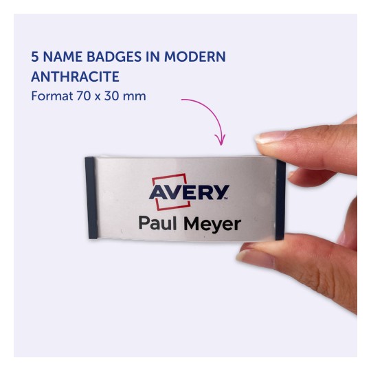 A képen egy névkártyát tartó személy látható, amelyen 'Avery Paul Meyer' felirat olvasható, és öt névkártyát emel ki modern antracit színben, 70 x 30 mm méretben.