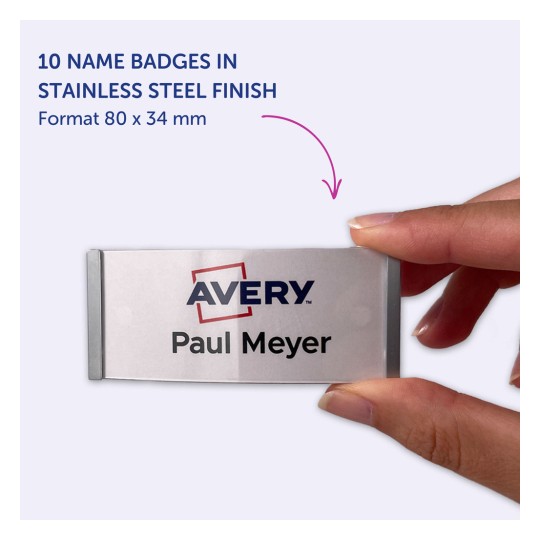 A képen 10 névkitűző látható rozsdamentes acél kidolgozásban, amelyeken az 'Avery' logó és a 'Paul Meyer' név szerepel. A kitűzőket egy személy kezében tartják.