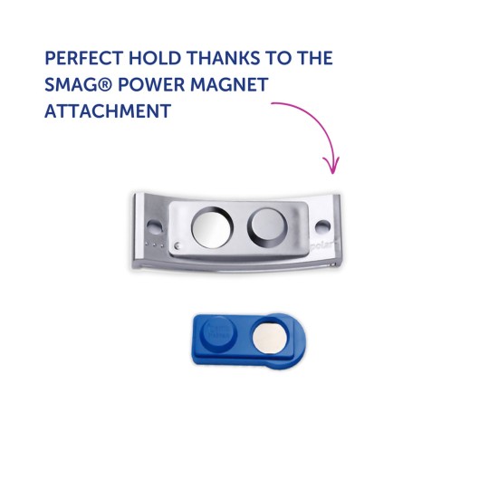 A kép a SMAG® Power Magnet tartozékot mutatja be, amelyen egy fémes tartozék látható két kör alakú nyílással és egy kék mágneses elemmel a biztonságos rögzítés érdekében.