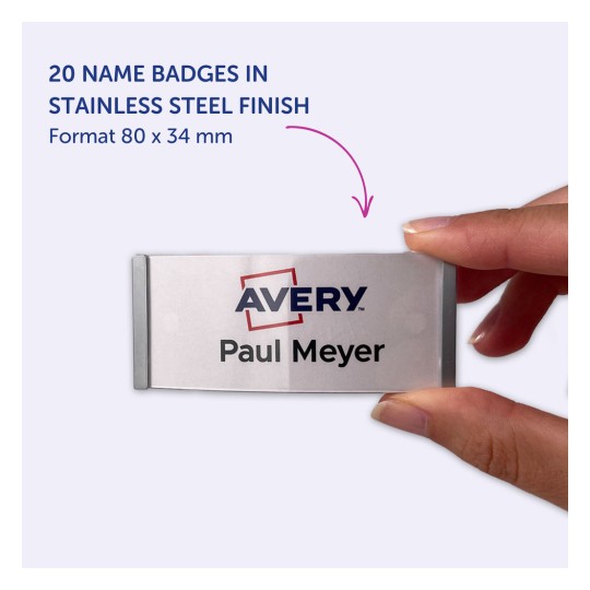 A kép egy névkitűzőt tartó kezet ábrázol, rajta 'Paul Meyer' név és 'Avery' logó. A kitűző rozsdamentes acél kivitelű, mérete 80 x 34 mm, és 20 ilyen formátumú kitűző van felsorolva.