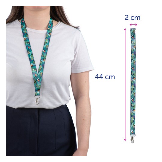 Egy nő képe, aki mintás nyakpántot visel a nyakában. A nyakpánt virágmintás, 44 cm hosszú és 2 cm széles.