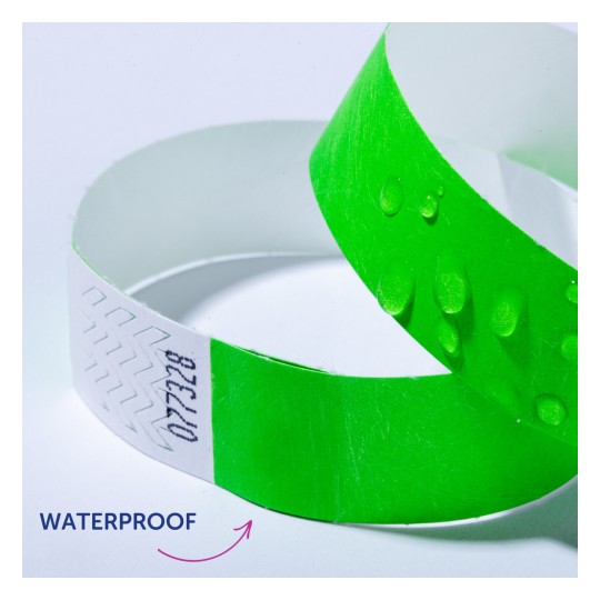 A kép két karkötőt ábrázol; az egyik élénkzöld, rajta vízcseppekkel, míg a másik fehér, texturált mintával. A karkötők mellett megjelenik a 'WATERPROOF' szó, ami arra utal, hogy a zöld karkötő vízálló képességgel bír.