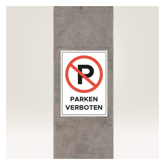 A kép egy betonpilléren elhelyezett táblát mutat, amely jelzi, hogy parkolni tilos. A táblán egy 'P' betűn áthúzott piros kör található, valamint a "PARKEN VERBOTEN" felirat vastag betűkkel.