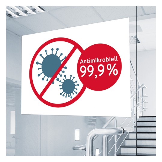 A képen egy olyan jel látható, amely 99,9%-os antimikrobiális tulajdonságot jelöl, vírusokat ábrázoló grafikákkal, amelyeken piros kör és átlós vonal van áthúzva.