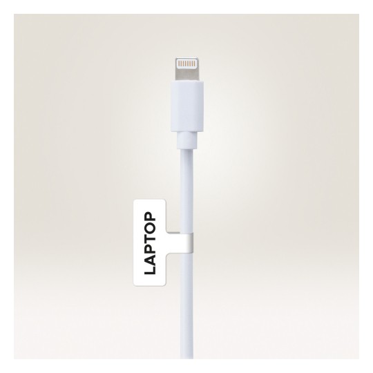 A képen egy fehér töltőkábel látható Lightning csatlakozóval, amelyre egy 'LAPTOP' feliratú címke van rögzítve.
