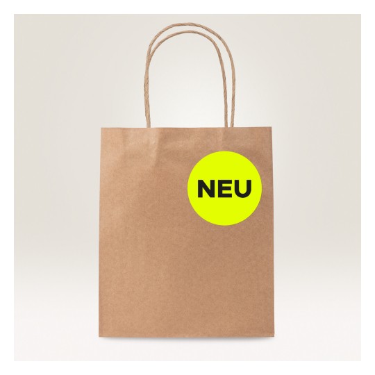 A kép egy barna papír bevásárlótáskát ábrázol, amelyen egy kör alakú, neonsárga címke található fekete betűkkel a "NEU" felirattal.