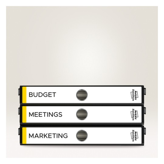A képen három dosszié látható egymásra rakva. A felső dosszié felirata 'BUDGET', a középsőé 'MEETINGS', az alsóé 'MARKETING'. Egyszerű kialakításúak, fekete széllel és fehér előlappal rendelkeznek.