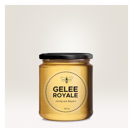 A képen egy Gelee Royale üveg látható, amely méhészeti termék, a címkéje szerint bajor méz. Az üveg átlátszó, fekete fedéllel, és 400 grammot tartalmaz.