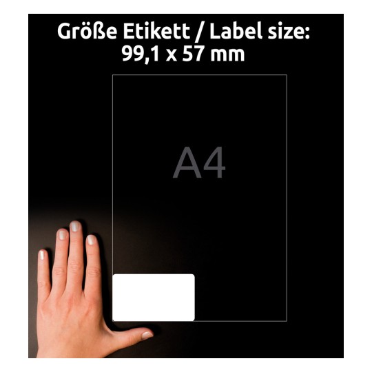 A kép egy kezet mutat egy 99,1 x 57 mm méretű címke mellett, sötét háttér előtt. A címke egy A4 méretű lapon van elhelyezve.