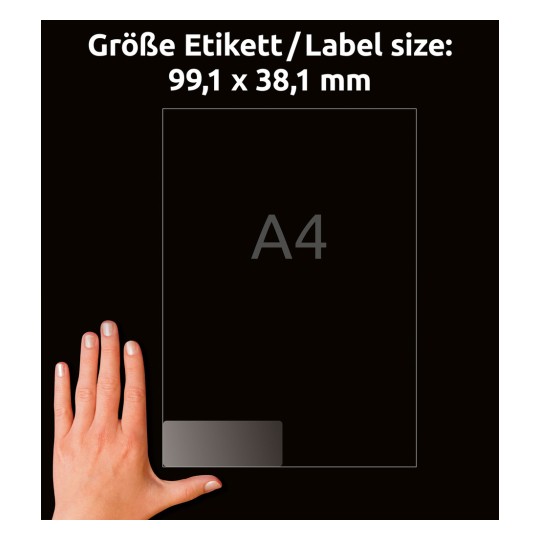 A kép egy kézben tartott címkét ábrázol, amelyet A4 mérethez szántak, és amelynek méretei 99,1 x 38,1 mm. A címke mérete és dimenziói jól láthatóan jelennek meg egy fekete háttér előtt.