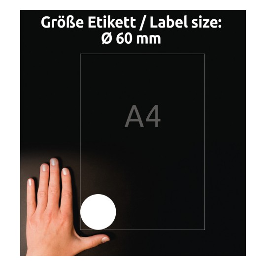 Egy kép, amelyen egy kéz látható egy A4-es méretű papírlap felett, amelyen egy fehér kör alakú címke van feltüntetve, Ø 60 mm-es méret jelöléssel. A szöveg németül és angolul jelenik meg, kiemelve a címke méretét.