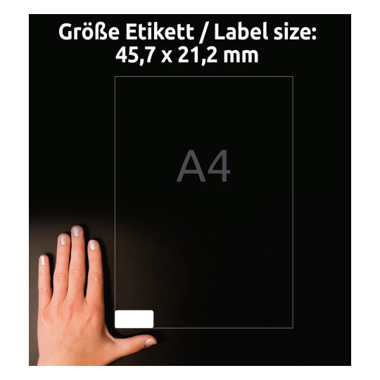 A kép egy kezet ábrázol egy A4-es címke mellett, amelynek méretei 45,7 x 21,2 mm. A háttér sötét, növelve a címke és a kéz láthatóságát.