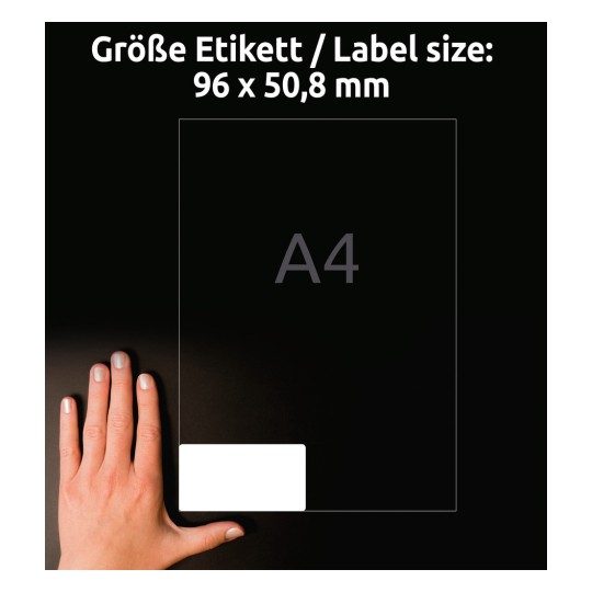 A kép egy kéz mellett egy címke méretét mutatja, amely 96 x 50,8 mm méretű sötét háttéren, 'A4'-es jelzéssel.