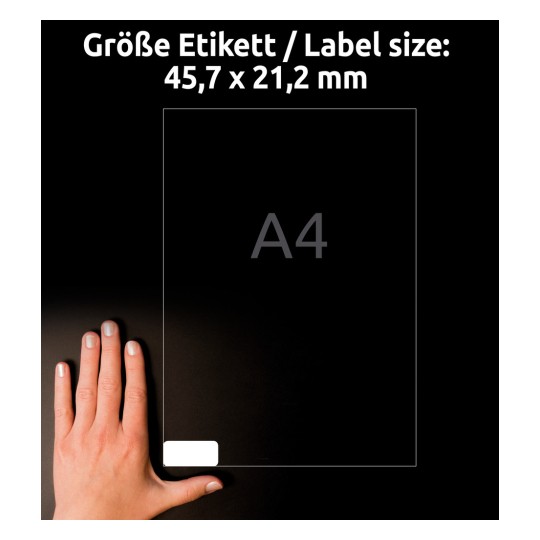 A kép egy kezet mutat, amely egy átlátszó lapot tart „A4” jelöléssel, a méretek 45,7 x 21,2 mm-ben vannak megadva. A háttér sötét.