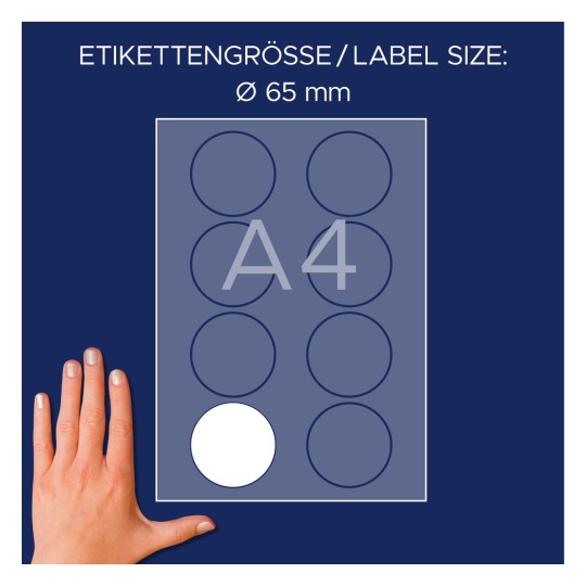 A kép egy A4-es méretű címkearkot ábrázol, amelyen 65 mm átmérőjű kör alakú címkék találhatók, egy kéz méretarányként szerepel mellette.