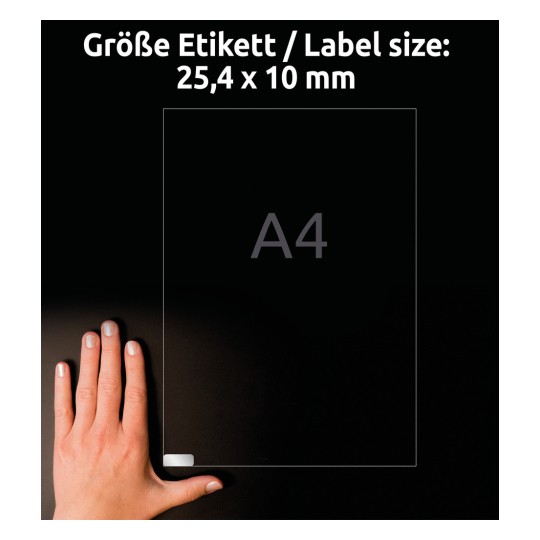A képen egy kéz látható egy A4 méretű címke mellett, amelynek méretei 25,4 x 10 mm, sötét háttér előtt megjelenítve.