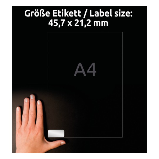 A kép egy kéz mellett egy címke nyomatot mutat, amely a 45,7 x 21,2 mm-es méretet jelzi, és hogy ez az A4-es méreteknek felel meg, sötét háttérrel.