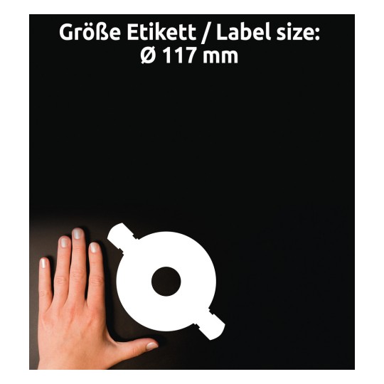 A képen egy kéz látható egy kör alakú címke mellett, amelynek átmérője 117 mm, sötét háttér előtt. A szöveg a címke méretét németül és angolul jelzi.