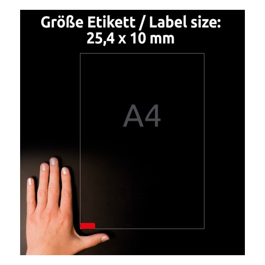 A kép egy kezet ábrázol egy A4-es papírméretet mutató feliratozott terület mellett. A feltüntetett címkeméret 25,4 x 10 mm.
