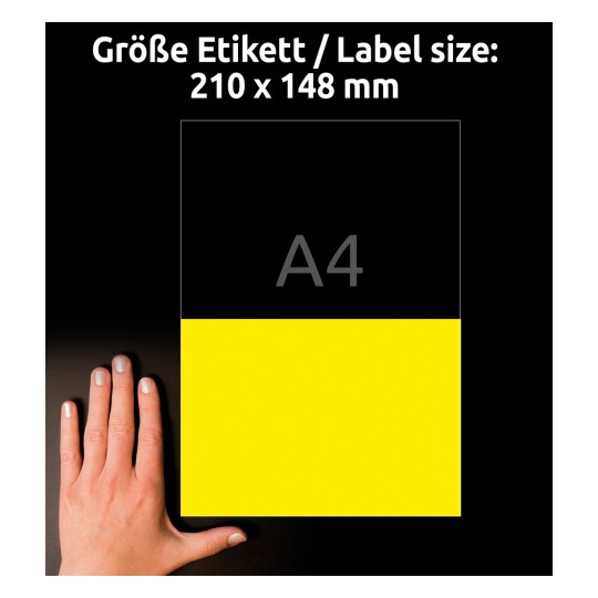 A képen egy 210 x 148 mm-es címkeméret jelölés látható, egy kézzel, amely egy sárga címkén nyugszik, melyet A4-es méretűre formáztak. A felső fele fekete, és a szöveg németül van, amely a címkeméretet jelzi.