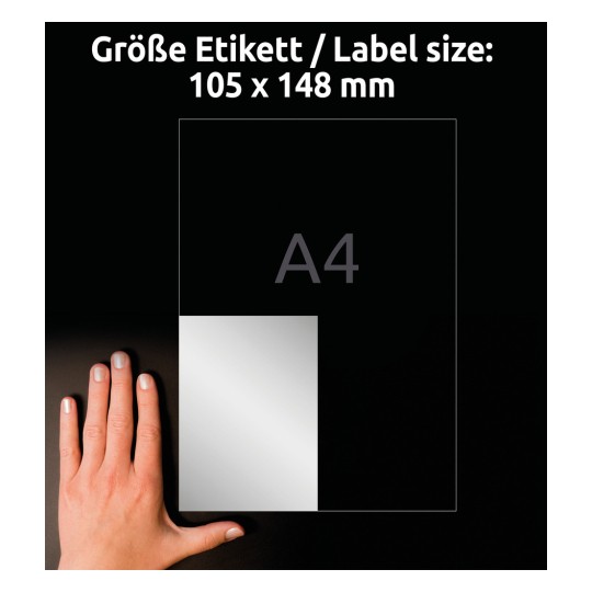 A kép egy 105 x 148 mm méretű címkét mutat, mellette egy A4-es papírlap látható. Egy kéz pihen a címke közelében a méretarány érzékeltetéséhez.