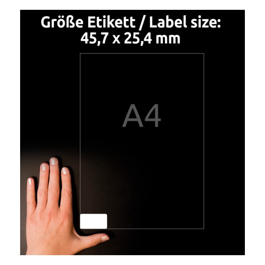 A kép egy kéz és egy címkeméretű dokumentum mellett látható. A címke mérete 45,7 x 25,4 mm, és a szöveg A4-es papírméretet jelöl.