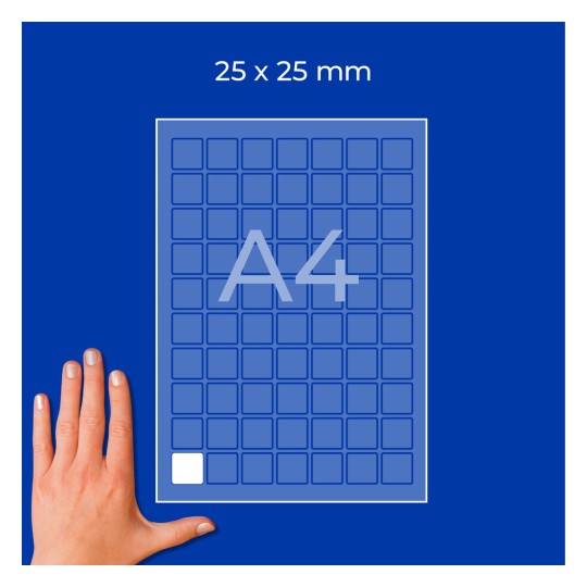 Felülnézet egy A4-es lapról, amely 25×25 mm-es négyzet alakú címkékkel van tele, és egy kéz látható a bal alsó sarokban?