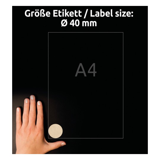 A képen egy kéz látható egy A4-es méretű papírlap mellett, amelyen a kör alakú címke mérete Ø 40 mm. A háttér fekete, és a szöveg a címke méretét németül és angolul is megjeleníti.