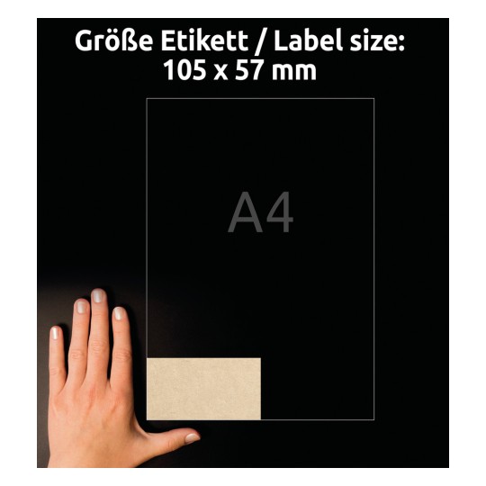 A kép egy kéz mellett egy címkeméret-meghatározást mutat, amely 105 x 57 mm-es címkeméretet jelez, A4-es papírméret-hivatkozással együtt.
