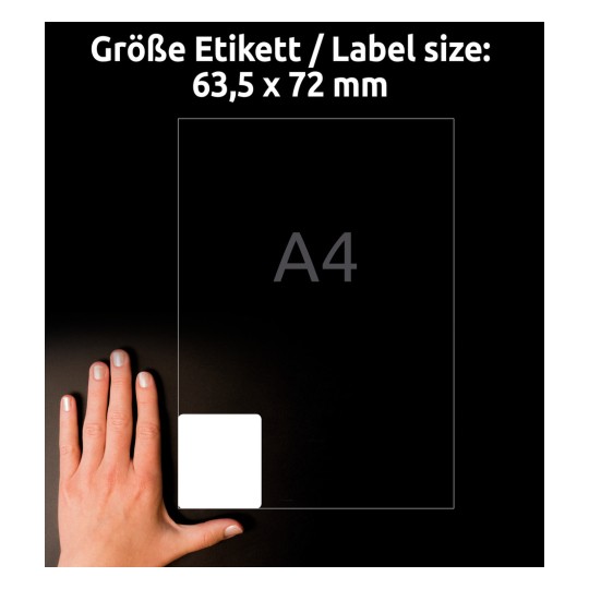 A képen egy kéz látható egy címkeméret-referencia mellett, amelynek méretei 63,5 x 72 mm, és az "A4" betű jelzi. A háttér sötét, kiemelve a címke méretét.