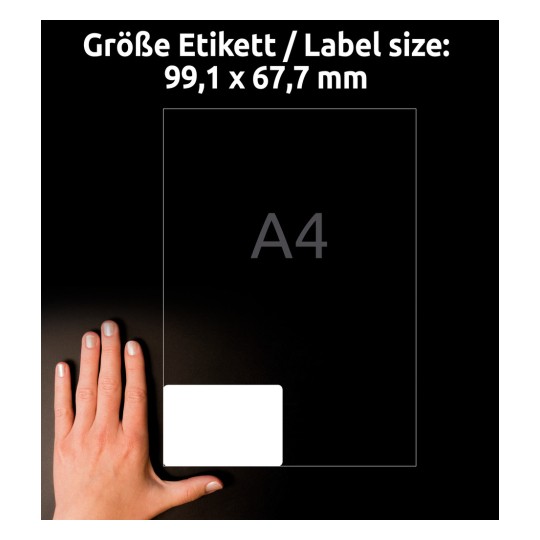 A kép egy kéz helyzetét mutatja egy átlátszó címke méret útmutató mellett. A címke méretei 99,1 x 67,7 mm, és az A4-es méretformátumot jelöli.