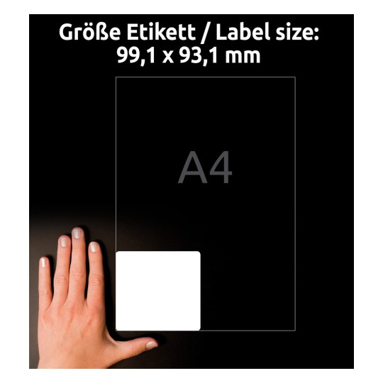 A képen egy kéz látható, amely egy üres címkét tart, amelynek méretei 99,1 x 93,1 mm egy sötét háttér előtt. A szöveg jelzi a címke méretét, és van egy A4-es referencia a méretarányhoz.