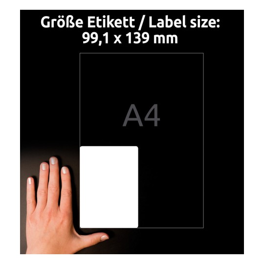 A kép egy kéz mellett egy címkét mutat, amelynek méretei 99,1 x 139 mm, továbbá egy A4-es papírméret jelzéssel.