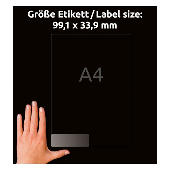 A kép egy kezet mutat egy átlátszó címke mellett, amelynek méretei 99,1 x 33,9 mm, és az „A4” felirat látható rajta. A háttér fekete.