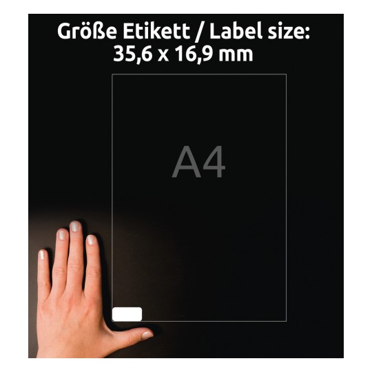 A képen egy kéz tart egy 35,6 x 16,9 mm méretű címkét, amely 'A4' jelzéssel van ellátva, sötét háttér előtt.