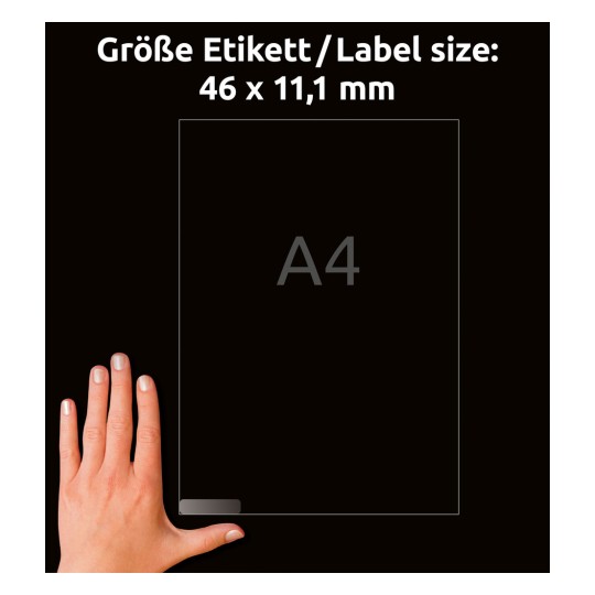 A képen egy kéz tart egy címkét, amely 46 x 11,1 mm méretű, egy nagyobb, A4-esként megjelölt üres terület mellett. A háttér fekete.