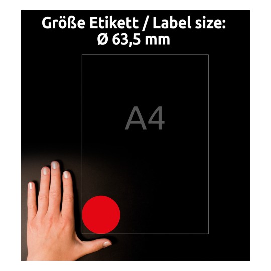 A képen egy kéz látható egy A4 méretű címke mellett, amelyen egy 63,5 mm átmérőjű piros kör alakú minta található. Német nyelvű szöveget tartalmaz a címke méretéről.