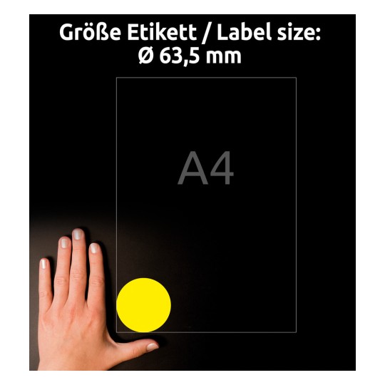 A kép egy fekete felületen lévő kéz által tartott, "A4" felirattal ellátott dokumentumot ábrázol, melynek jobb alsó sarkában egy nagy sárga kör alakú matrica van. A fenti szöveg a címke méretét jelöli: Ø 63,5 mm.