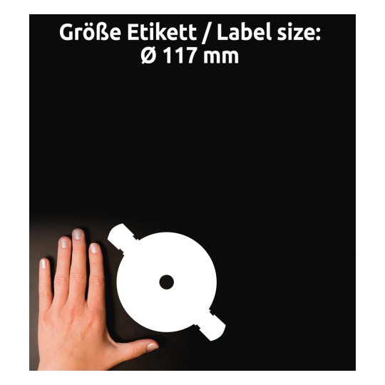A kép egy kezet mutat, amely egy 117 mm átmérőjű fehér kör alakú címke mellett van elhelyezve. A címkén két kiálló fül található, és sötét háttér előtt látható.