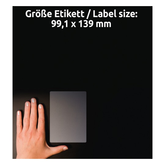 A kép egy kéz látható egy téglalap alakú címke mellett. A címke mérete 99,1 x 139 mm. A háttér sötét, kiemeli a kezet és a címkét.