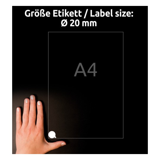 A kép egy A4-es méretű átlátszó lapot mutat, amely mellett egy kéz helyezkedik el. A címke felirata 20 mm átmérőjű címkeméretet jelöl.