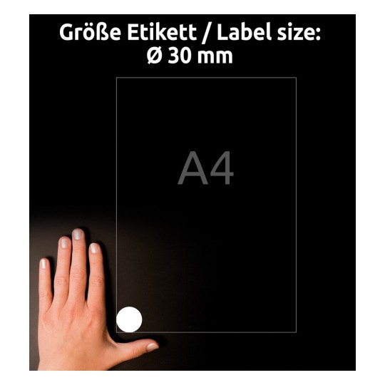 A kép egy kezet ábrázol egy A4-es méretű lap mellett, amelyen egy 30 mm-es kör alakú címke méretjelzés látható sötét háttér előtt.
