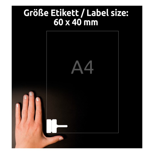 A kép egy kezet ábrázol, amely egy címkét tart, 60 x 40 mm-es mérettel, és a 'A4' felirat látható rajta. A háttér sötét.