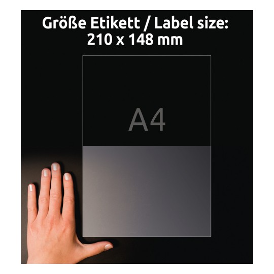 A kép egy kéz mellé helyezett címkét ábrázol, amely a méretét jelzi: 210 x 148 mm. A címkén sötét háttér előtt 'A4' van feltüntetve.