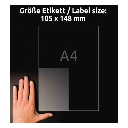 A kép egy sötét felületen nyugvó kezet mutat egy címkeméret jelző mellett. Megemlíti a címke méreteit, amelyek 105 x 148 mm, és az A4-es papírméretet.