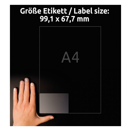 A kép egy kézben tartott címkét mutat, amelyen a méretek láthatók: 99,1 x 67,7 mm, valamint az 'A4' betű. A háttér sötét.