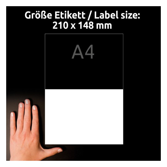 A kép egy méretezést jelző címkét ábrázol, amelynek méretei 210 x 148 mm, A4-ként megjelölve, egy kéz mellett a méret arányának szemléltetésére, sötét háttér előtt.