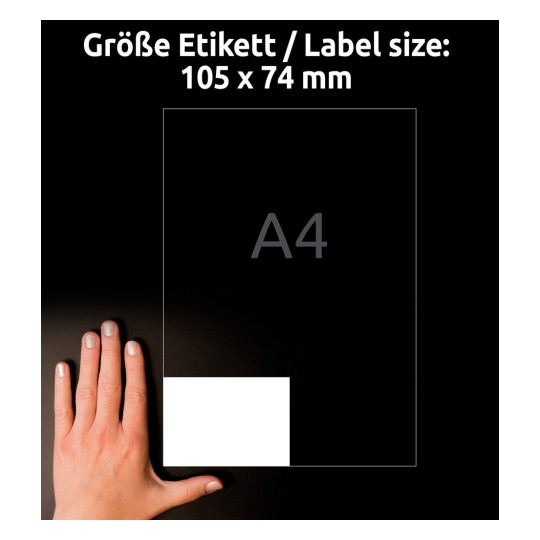 A képen egy kéz látható egy feliratozott terület mellett, amely a 105 x 74 mm-es címkeméretet jelzi, az A4-es papírmérethez viszonyítva. A háttér fekete, kiemelve a címke méretét.