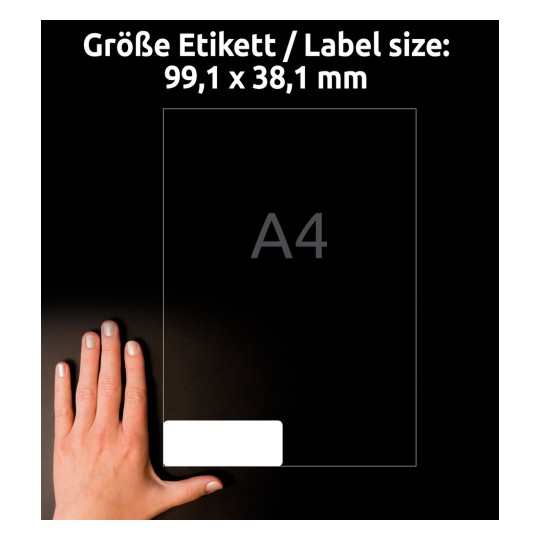 A kép egy kéz látható egy üres címke mellett, amelynek méretei 99,1 x 38,1 mm, és nagy betűkkel 'A4' van megemlítve. A háttér fekete.